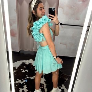 Meet your Posher, Ellison